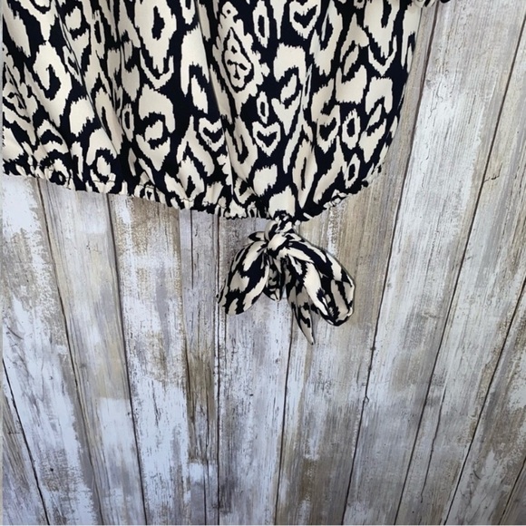 Vince Camuto Printed Off The Shoulder Bubble Sleeve Tie Front Blouse - Picture 3 of 4